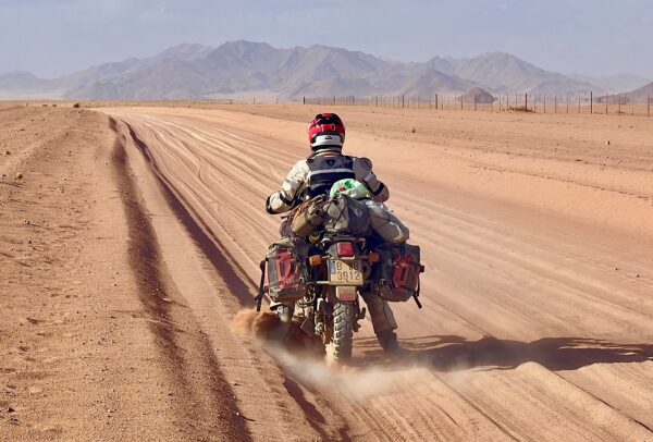 Moto viajero moto trail con alforjas desierto