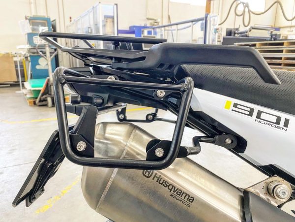 PORTAEQUIPAJES TRASERO Y SOPORTE DE ALFORJAS PARA HUSQVARNA NORDEN 901 - Imagen 8